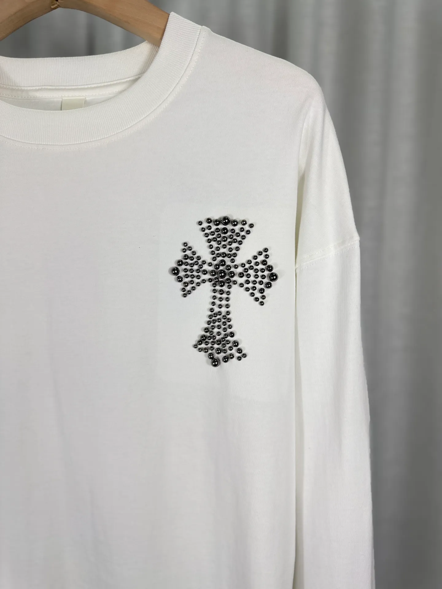 P250 top version, real shot without P, ​​different from market currency) 𝗖𝗵𝗿𝗼𝗺𝗲 𝗛𝗲𝗮𝗿𝘁𝘀/Cro Heart 2025 Autumn and Winter Horseshoe Cross Print Pearl Compass Couple Casual Long Sleeve 👑The highest version! Customized fabric 320g fabric! Horseshoe cross print pearl compass patch embroidery and exquisite embroidery of letters! The best-selling model in the counter, very comfortable to wear. Accessories: original molded and authenticated collar label➕100% silk wash label. Genuine purchase-grade original hangtag➕matching hanging rope➕3D hanging beads➕original packaging bag. Craftsmanship: The original version has consistent wiring! The highest version of the armhole matching technique! Color: Blue Black Size: S M L XL Style No.: 5171